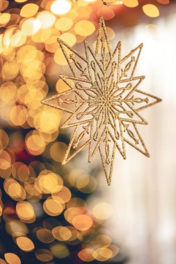 Noel arkaplanı dekoratif kar taneleri ve bokeh ışıkları. Tebrik kartı tasarımı. Boşluğu kopyala.