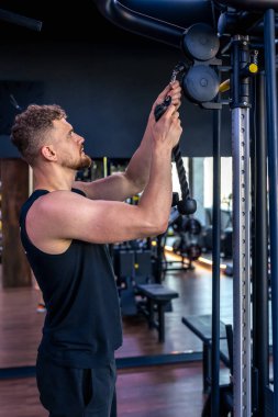 Ahlete spor salonunda çıplak gövdesiyle şınav çekiyor. Spor yaşam tarzı. - Evet. Yüksek kalite fotoğraf