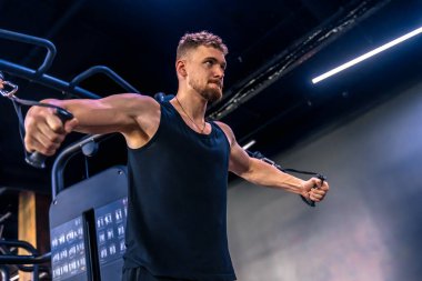 Ahlete spor salonunda çıplak gövdesiyle şınav çekiyor. Spor yaşam tarzı. - Evet. Yüksek kalite fotoğraf