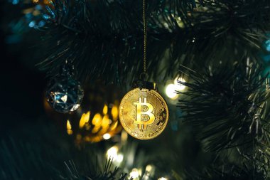 Bokeh ışıkları olan bir Noel ağacında Bitcoin para. Finans konsepti. Noel ağacına yakın plan Bitcoin. Yüksek kalite fotoğraf