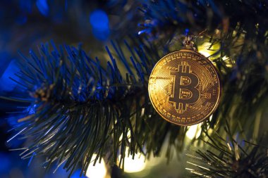 Bokeh ışıkları olan bir Noel ağacında Bitcoin para. Finans konsepti. Noel ağacına yakın plan Bitcoin. Yüksek kalite fotoğraf