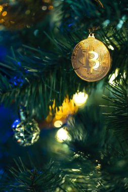 Bokeh ışıkları olan bir Noel ağacında Bitcoin para. Finans konsepti. Noel ağacına yakın plan Bitcoin. Yüksek kalite fotoğraf