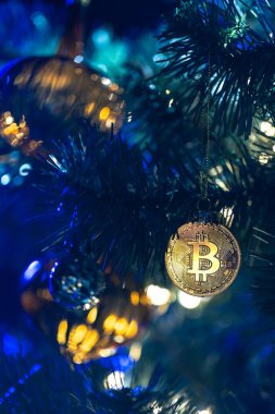 Bokeh ışıkları olan bir Noel ağacında Bitcoin para. Finans konsepti. Noel ağacına yakın plan Bitcoin. Yüksek kalite fotoğraf