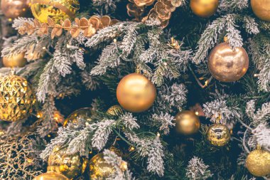 Noel ağacında altın noel baloları. Ağaçta Noel oyuncakları.