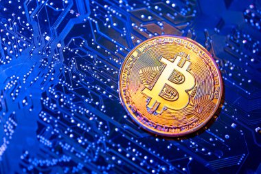 Devre kartına yakın plan Bitcoin madeni para. Finans konsepti. Yüksek kalite fotoğraf