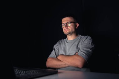 Genç adam geceleri bilgisayar başında çalışır. - Evet. Yüksek kalite fotoğraf