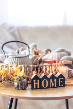 Yazılı evde sonbahar kompozisyonu. Ev içinde sakin bir hayat. Yüksek kalite fotoğraf