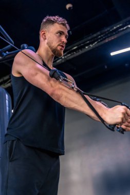 Ahlete spor salonunda çıplak gövdesiyle şınav çekiyor. Spor yaşam tarzı. - Evet. Yüksek kalite fotoğraf