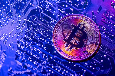 Devre kartına yakın plan Bitcoin madeni para. Finans konsepti. Yüksek kalite fotoğraf