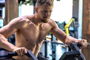 Spor yapan bir sporcu yakın plan bisiklet egzersizi yapıyor. Spor yaşam tarzı. Yüksek kalite fotoğraf