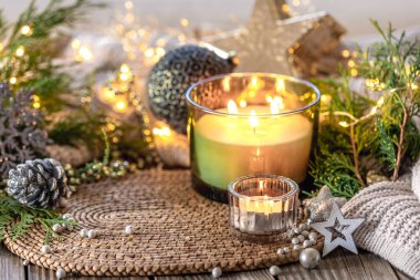 Samimi Noel kompozisyonu. Noel mumu. Yüksek kalite fotoğraf. Mumlu Noel arkaplanı. Uzayı kopyala Noel süslemeli mum. Tahta bir masada..