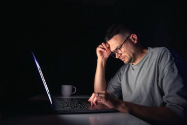 Genç adam geceleri bilgisayar başında çalışır. - Evet. Yüksek kalite fotoğraf