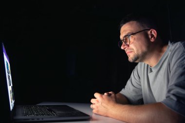 Genç adam geceleri bilgisayar başında çalışır. - Evet. Yüksek kalite fotoğraf