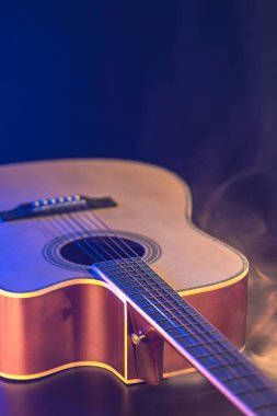 Gitar ve telleri sığ alan derinliğinde yakın çekim, yumuşak odaklanma. Profesyonel müzik enstrümanının ses deliği ve metal telleri.