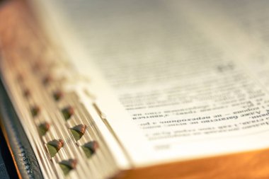 Siyah arka planda İncil 'i aç. Din kavramı. Yüksek kalite fotoğraf. Mesaj için yer var. İncil kitabına yakın çekim. İncil sayfalarını kapat.