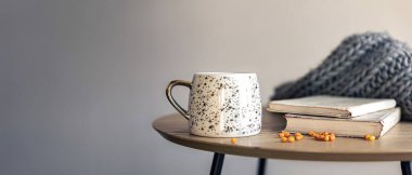 Sonbahar evi atmosferi. Bir fincan ve kitapla sonbahar kompozisyonu. Yüksek kalite fotoğraf. Boşluğu kopyala.