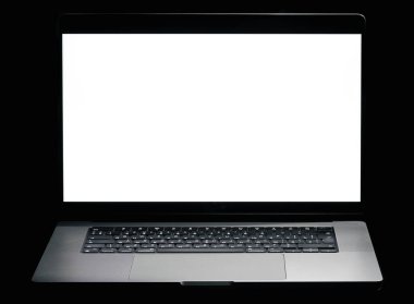 Siyah arkaplanda beyaz ekranı olan modern bir laptop. Kapatın. Yüksek kalite fotoğraf.