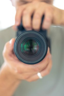 Bir adam aynada kamerayla kendi fotoğrafını çekiyor. Yakın plan fotoğraf. - Evet. Yüksek kalite fotoğraf