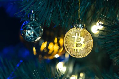 Bokeh ışıkları olan bir Noel ağacında Bitcoin para. Finans konsepti. Noel ağacına yakın plan Bitcoin. Yüksek kalite fotoğraf