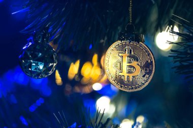 Bokeh ışıkları olan bir Noel ağacında Bitcoin para. Finans konsepti. Noel ağacına yakın plan Bitcoin. Yüksek kalite fotoğraf