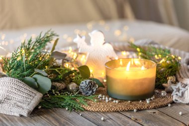 Samimi Noel kompozisyonu. Noel mumu. Yüksek kalite fotoğraf. Mumlu Noel arkaplanı. Uzayı kopyala Noel süslemeli mum. Tahta bir masada..