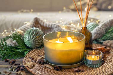 Mumlar ve aroma çubuklarıyla Noel kompozisyonu. Noel konsepti. Yüksek kalite fotoğraf. Tahta bir masada. Arka planda hafif çelenk.