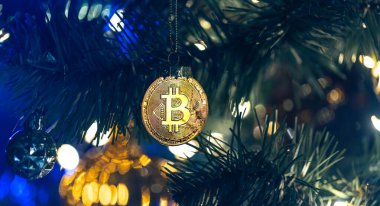 Bokeh ışıkları olan bir Noel ağacında Bitcoin para. Finans konsepti. Noel ağacına yakın plan Bitcoin. Yüksek kalite fotoğraf