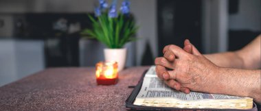 İnanç için kilise kavramında İncil 'in üzerine dua ederken eller katlandı. Din kavramı. Yüksek kalite fotoğraf. Uzayı kopyala Evde İncil okumak..