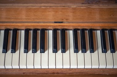 Yakın plan, antika ahşap bir piyanonun anahtarları. Doğal ahşaptan yapılmış klasik piyano..