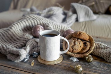 Kahve ve kurabiyeli Noel atmosferi kompozisyonu. Yüksek kalite fotoğraf. Mumlar ve fincanlar. Mesaj için yer var. Noel süslemeli kahve..