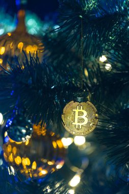 Bokeh ışıkları olan bir Noel ağacında Bitcoin para. Finans konsepti. Noel ağacına yakın plan Bitcoin. Yüksek kalite fotoğraf