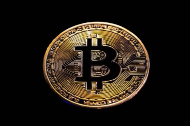 Siyah arka planda Bitcoin yakın plan. Finans konsepti. Şifreli bir arkaplan. Yüksek kalite fotoğraf