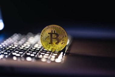 Klavyede güzel bir geçmişi olan bitcoin para. Kripto para konsepti. Yüksek kalite fotoğraf