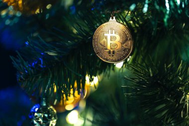 Bokeh ışıkları olan bir Noel ağacında Bitcoin para. Finans konsepti. Noel ağacına yakın plan Bitcoin. Yüksek kalite fotoğraf