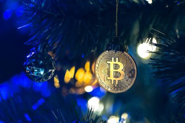 Bokeh ışıkları olan bir Noel ağacında Bitcoin para. Finans konsepti. Noel ağacına yakın plan Bitcoin. Yüksek kalite fotoğraf