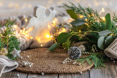 Işık çelenkleri ve Noel ağacı dallarıyla Noel arkaplanı. Uzayı kopyala Yüksek kalite fotoğraf. Ahşap bir masada rahat bir Noel kompozisyonu.