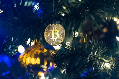 Bokeh ışıkları olan bir Noel ağacında Bitcoin para. Finans konsepti. Noel ağacına yakın plan Bitcoin. Yüksek kalite fotoğraf