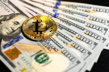 100 dolarlık banknotlu Bitcoin para. Finans kavramı yakın plan. - Evet. Yüksek kalite fotoğraf