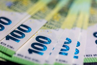 100 Euro 'luk banknot. Yakın plan. Finans konsepti. Para geçmişi. Yüksek kalite fotoğraf