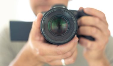 Bir adam aynada kamerayla kendi fotoğrafını çekiyor. Yakın plan fotoğraf. - Evet. Yüksek kalite fotoğraf