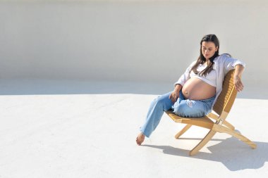 Gökyüzünün arka planında neşeli hamile kadın. Hamilelik kavramı. - Evet. Yüksek kalite fotoğraf