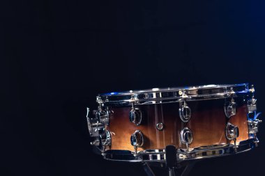 Davul yakın plan. Siyah arka planda davul. Yüksek kalite fotoğraf. Uzayı kopyala Davul siyah arkaplanda izole edildi.