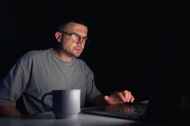 Genç adam geceleri bilgisayar başında çalışır. - Evet. Yüksek kalite fotoğraf