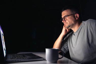 Genç adam geceleri bilgisayar başında çalışır. - Evet. Yüksek kalite fotoğraf