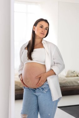 Güzel hamile kadın aynanın yanında. Tarz ve hamilelik kavramı. Yüksek kalite fotoğraf