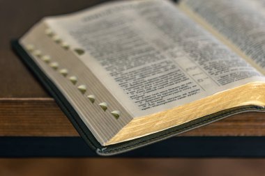 İncil 'e yakın çekim. Kutsal Kitap İncili. Hıristiyanlık, inanç ve din kavramı. Yüksek kalite fotoğraf. Sayfalar yakın çekim. Tanrı 'nın sözü. İnanç ve din. Hıristiyan incili.