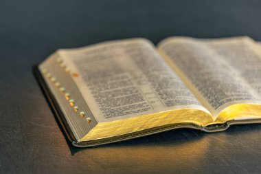 İncil 'e yakın çekim. Kutsal Kitap İncili. Hıristiyanlık, inanç ve din kavramı. Yüksek kalite fotoğraf. Sayfalar yakın çekim. Tanrı 'nın sözü. İnanç ve din. Hıristiyan incili.