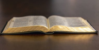 İncil 'e yakın çekim. İncil 'i aç. Hıristiyanlık, inanç ve din kavramı. Yüksek kalite fotoğraf. Sayfalar yakın çekim. Tanrı 'nın sözü. İnanç ve din. Hıristiyan incili.