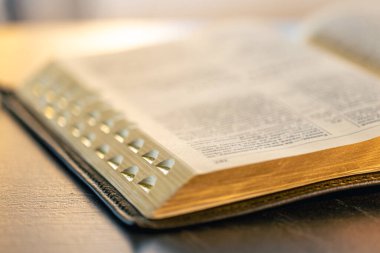 İncil 'e yakın çekim. Kutsal Kitap İncili. Hıristiyanlık, inanç ve din kavramı. Yüksek kalite fotoğraf. Sayfalar yakın çekim. Tanrı 'nın sözü. İnanç ve din. Hıristiyan incili.