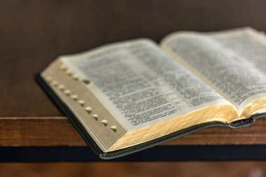 İncil 'e yakın çekim. Kutsal Kitap İncili. Hıristiyanlık, inanç ve din kavramı. Yüksek kalite fotoğraf. Sayfalar yakın çekim. Tanrı 'nın sözü. İnanç ve din. Hıristiyan incili.